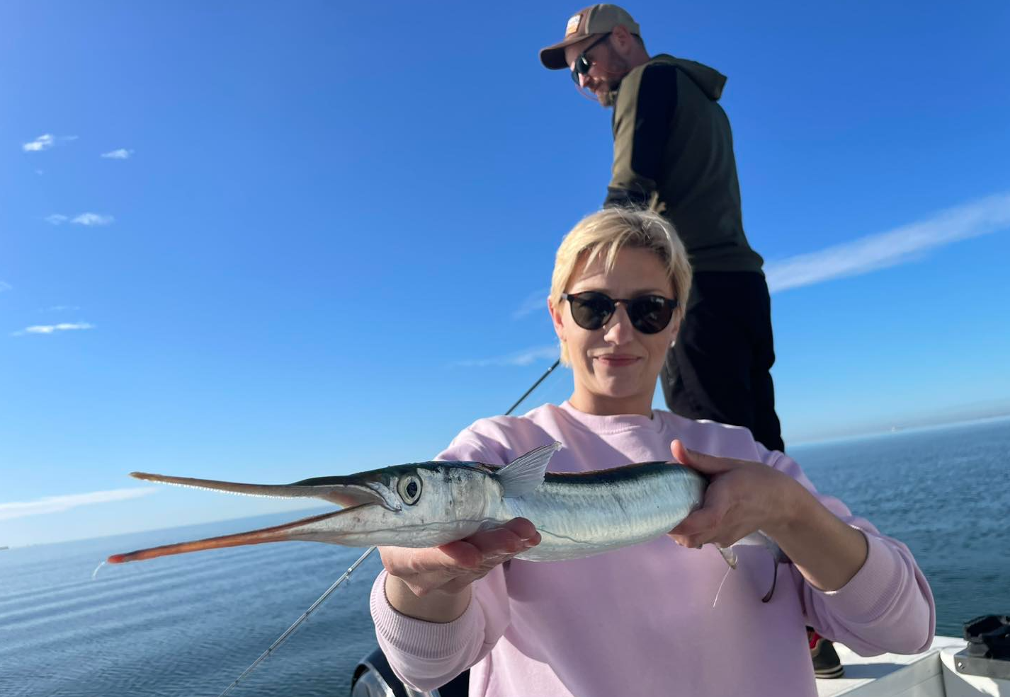 Złowiona belona na pokładzie